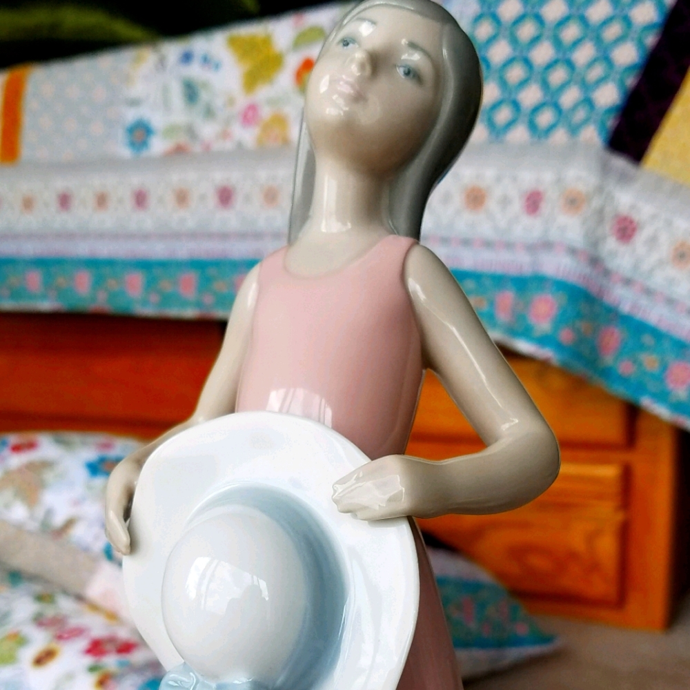 Llardo " girl with hat" perfect condition. Retired